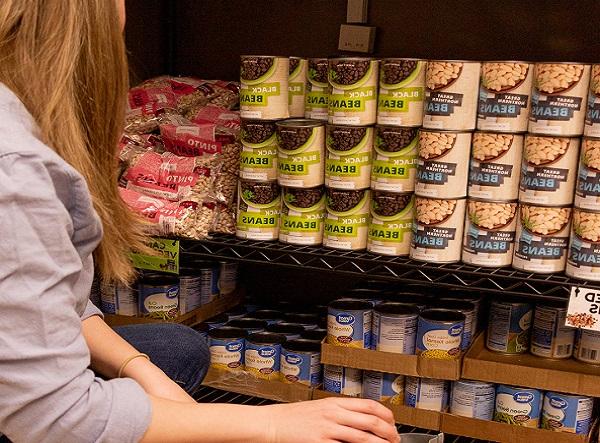 Image of students choosing food in food pantry